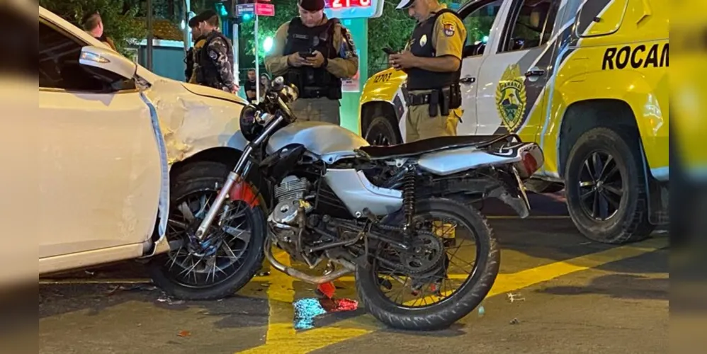 O motociclista, um jovem de 24 anos, sofreu ferimentos na pélvis, ombro e punho, além de diversas escoriações pelo corpo