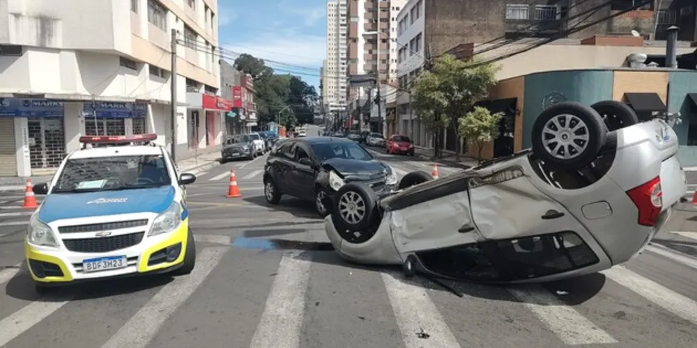 Condutora do Sandero, de 28 anos, teve escoriações e foi encaminhada para o Hospital Santa Casa com ferimentos leves pela equipe do Siate