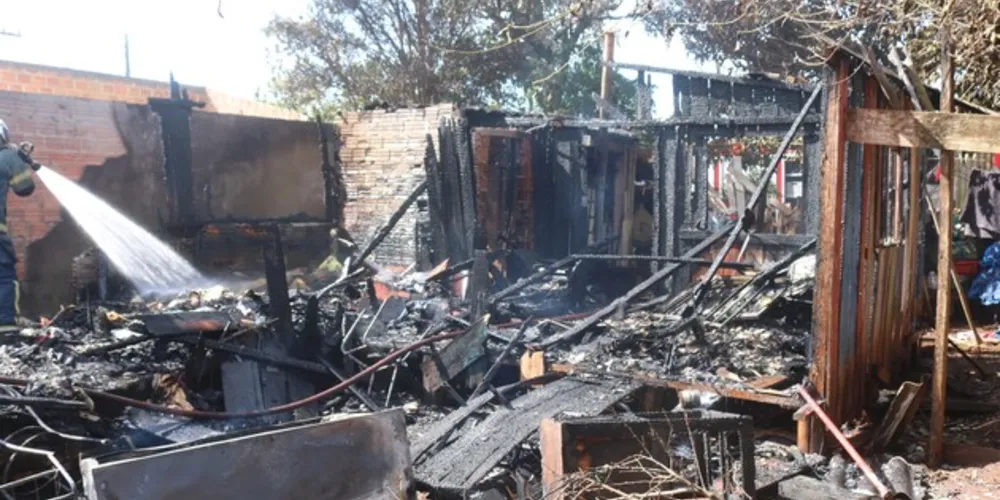 Quando as equipes dos Bombeiros chegaram no local, a casa de madeira já havia sido completamente consumida pelas chamas que se alastraram rapidamente