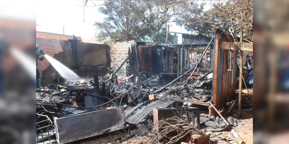 Quando as equipes dos Bombeiros chegaram no local, a casa de madeira já havia sido completamente consumida pelas chamas que se alastraram rapidamente