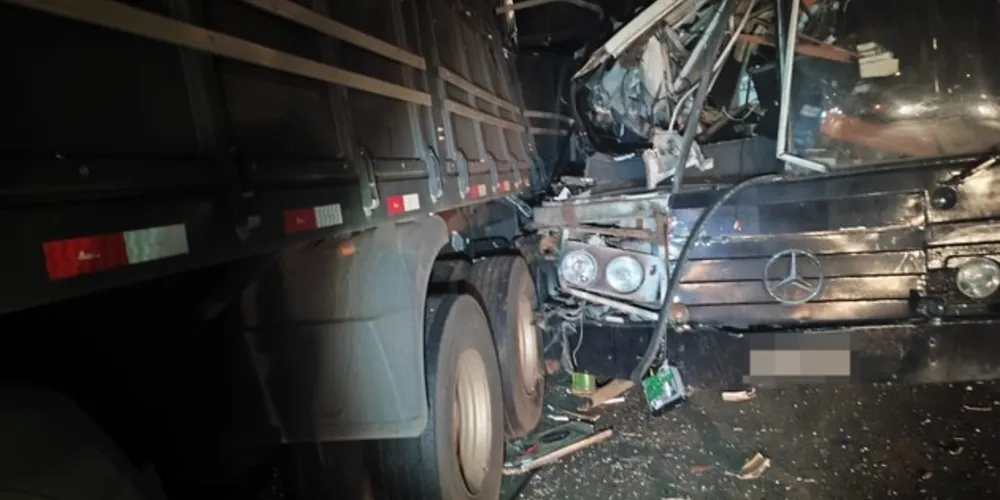 Colisão foi na noite desse domingo