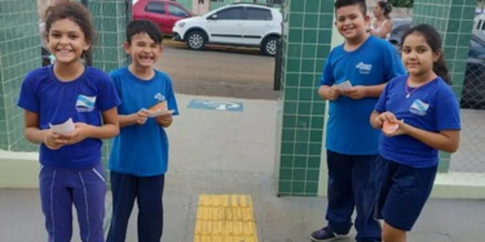 Durante a saída, após o fim do dia letivo, os alunos entregaram panfletos com orientações sobre a prevenção da doença