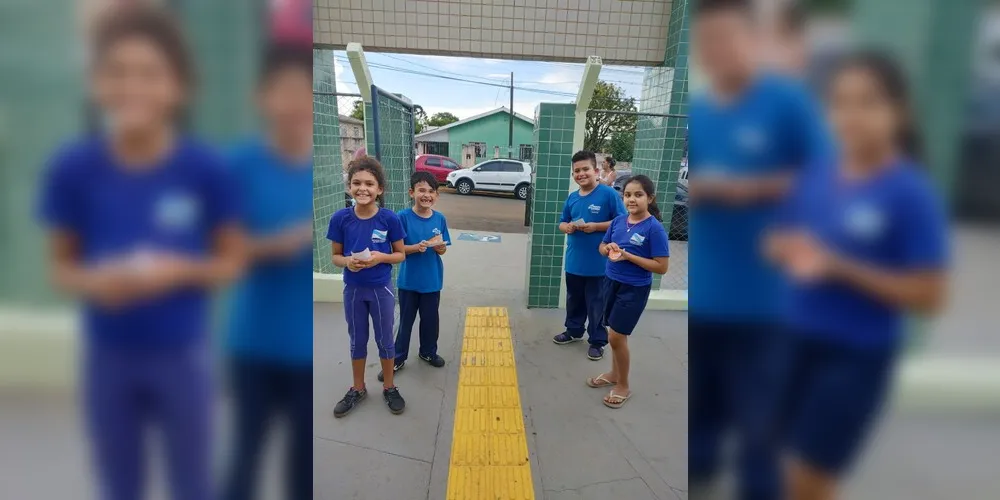 Durante a saída, após o fim do dia letivo, os alunos entregaram panfletos com orientações sobre a prevenção da doença