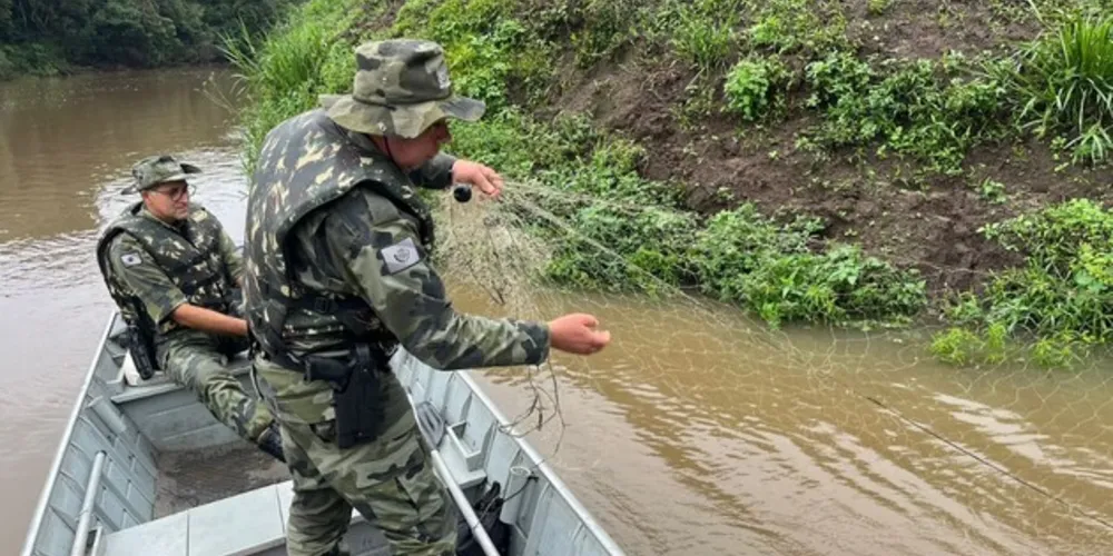 Abordagem foi realizada durante patrulhamento aquático no Rio Iguaçu,em Porto Amazonas