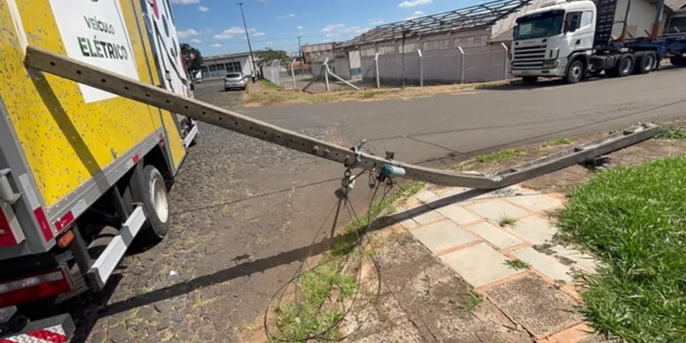 No momento que o poste caiu foram desconectados os fios, cortando a energia