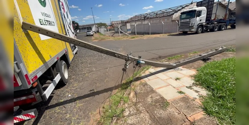 No momento que o poste caiu foram desconectados os fios, cortando a energia