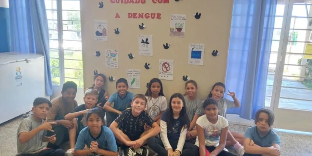 Após realizarem os estudos sobre a doença, a turma confeccionou cartazes e montou um painel sobre o tema