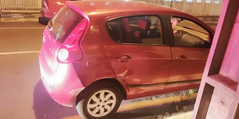 Fiat Palio foi atingido na lateral traseira