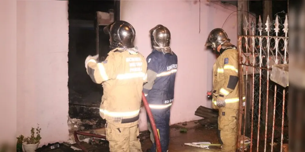 Bombeiros foram até o local para fazer o combate as chamas