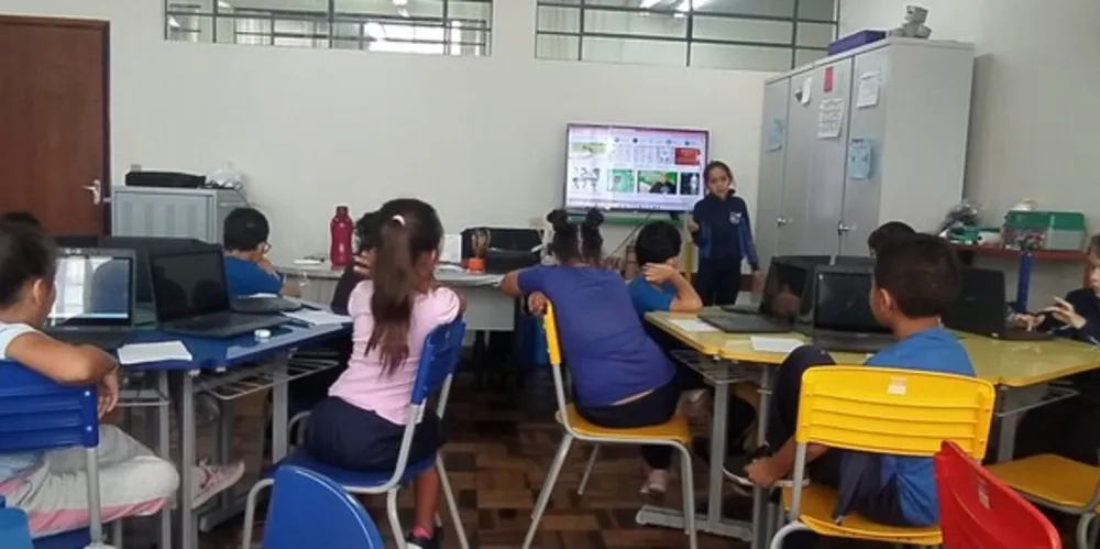 Com o suporte do laboratório de aprendizagem, a turma conseguiu executar as pesquisas necessárias e avançar nos estudos sobre o tema
