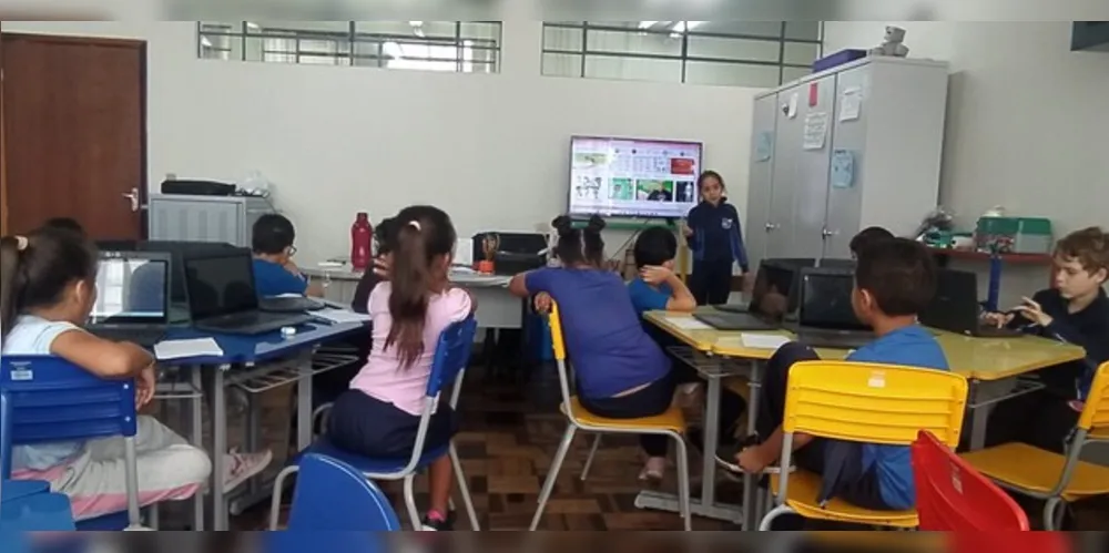 Com o suporte do laboratório de aprendizagem, a turma conseguiu executar as pesquisas necessárias e avançar nos estudos sobre o tema