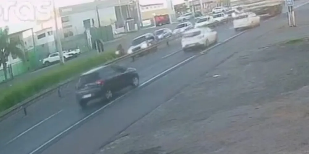 Através das imagens é possível notar o momento em que o adolescente tenta atirar várias vezes contra a sua mãe