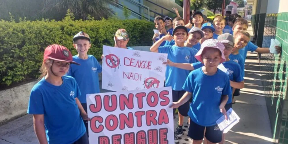 Parte das atividades desenvolvidas pelos alunos envolveu visitas a residências próximas à escola para transmitir os cuidados com a doença