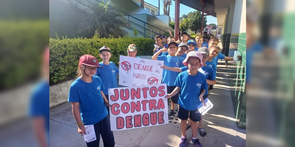 Parte das atividades desenvolvidas pelos alunos envolveu visitas a residências próximas à escola para transmitir os cuidados com a doença