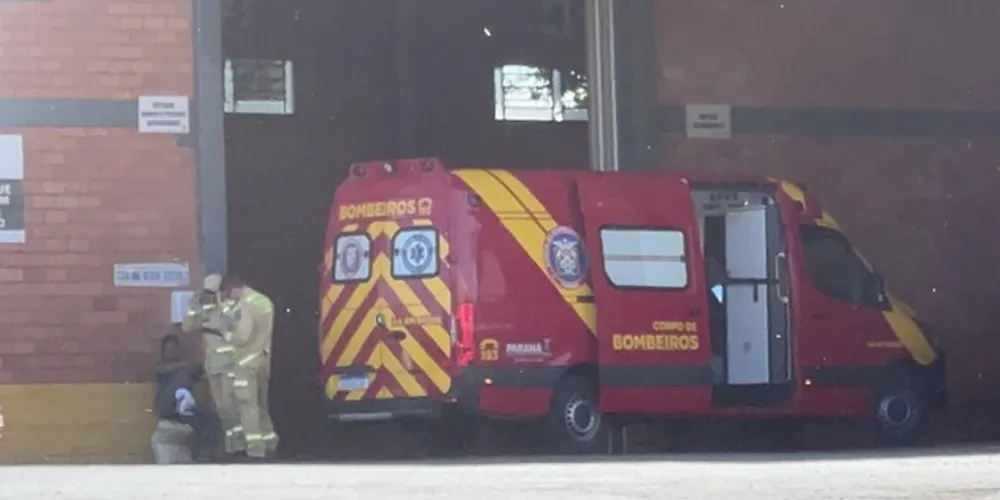 O homem caiu de uma empilhadeira