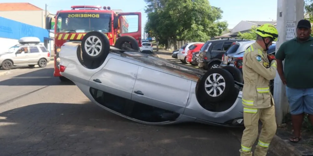 No veículo capotado havia uma mulher de 33 anos