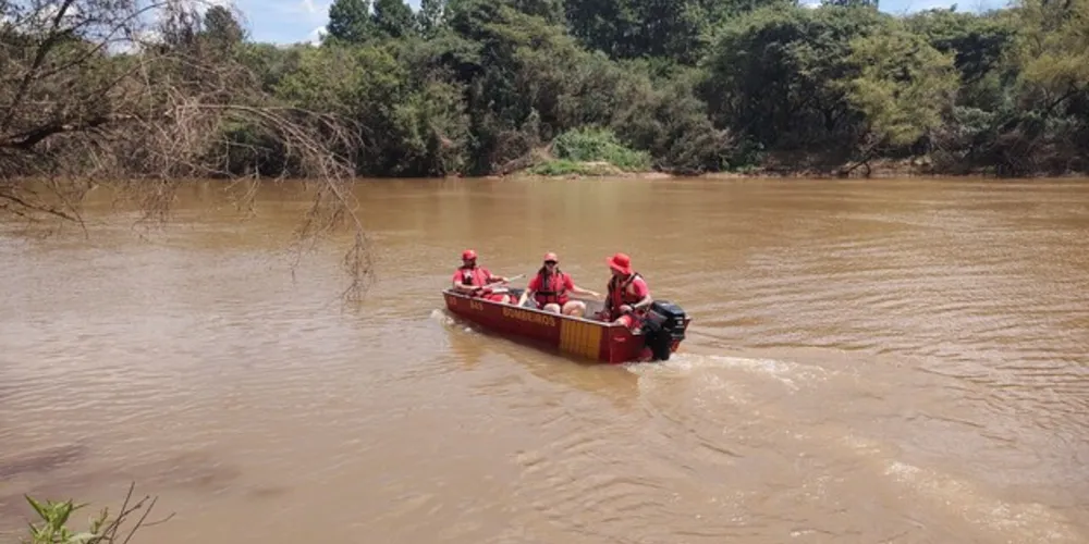O Corpo de Bombeiros foi acionado pela Delegacia do Adolescente para realizar as buscas