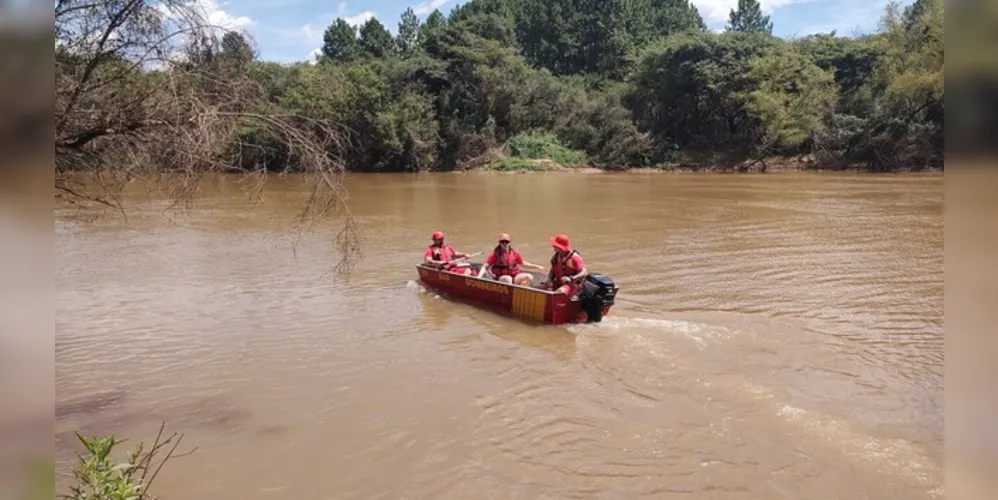 O Corpo de Bombeiros foi acionado pela Delegacia do Adolescente para realizar as buscas