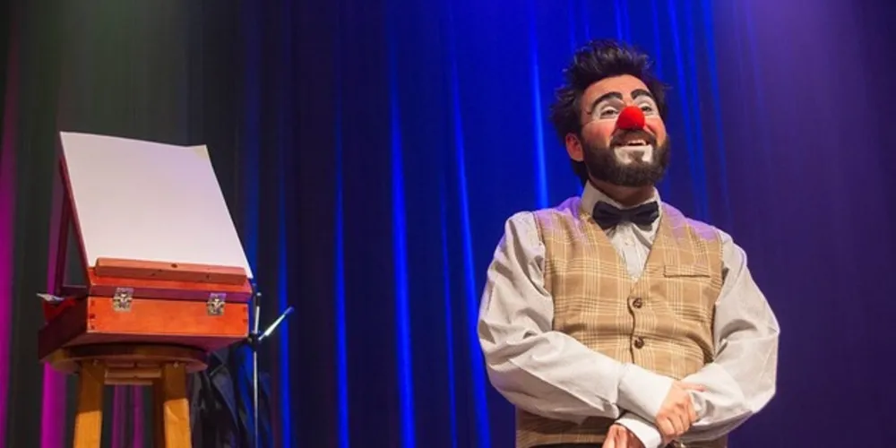 Olirrô é um pintor excêntrico que no meio do seu caos criativo, entre riscos e rabiscos, convida o público a brincar.