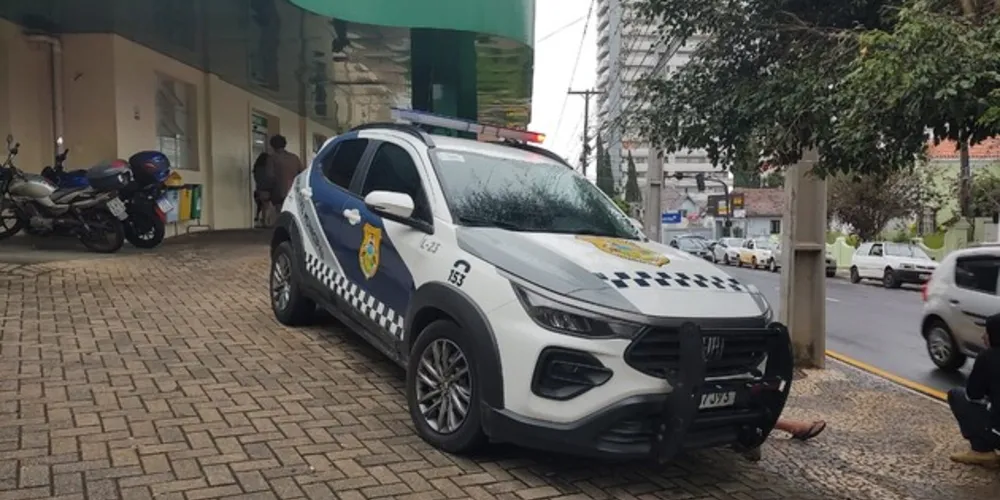 Ao chegarem ao local, os agentes constataram que a mulher aparentava sinais de embriaguez e estava em um suposto surto