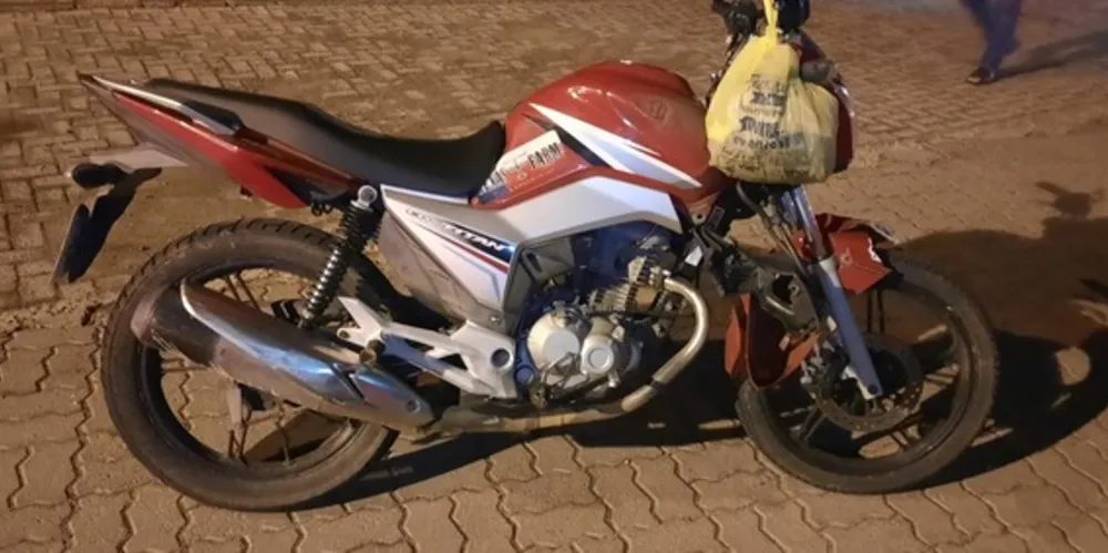 O condutor da moto, um jovem de 24 anos, acabou se machucando no acidente