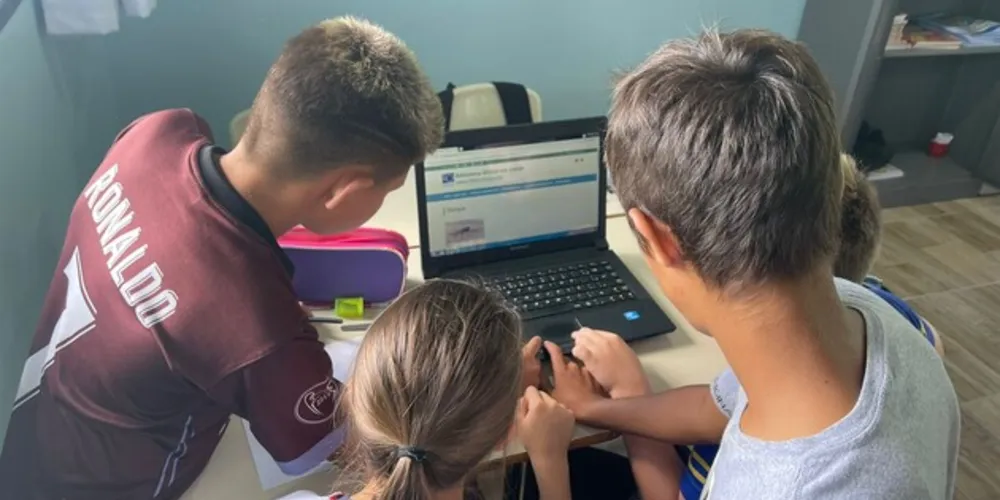 A realização de pesquisas auxiliou os alunos a escolherem tópicos principais para confecção de cartazes.