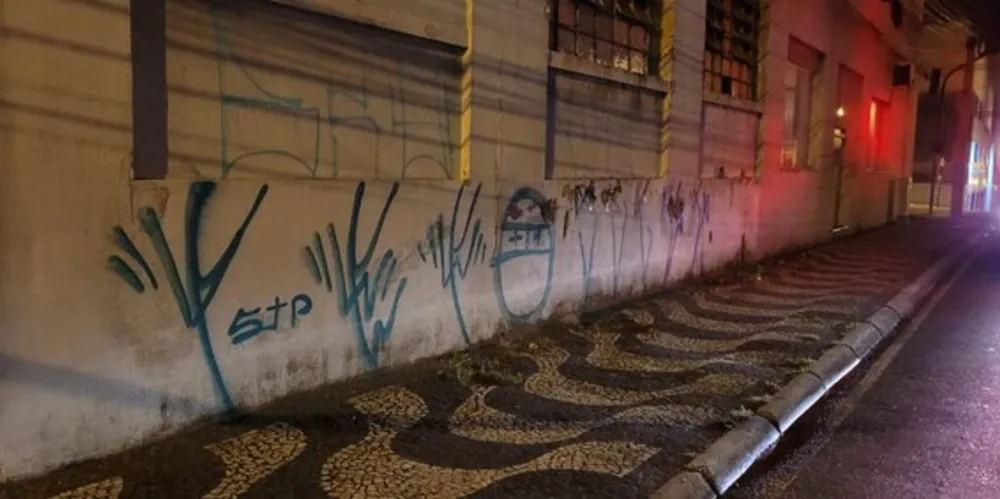 Uma das pichações foi feita em um prédio na esquina com a avenida Vicente Machado