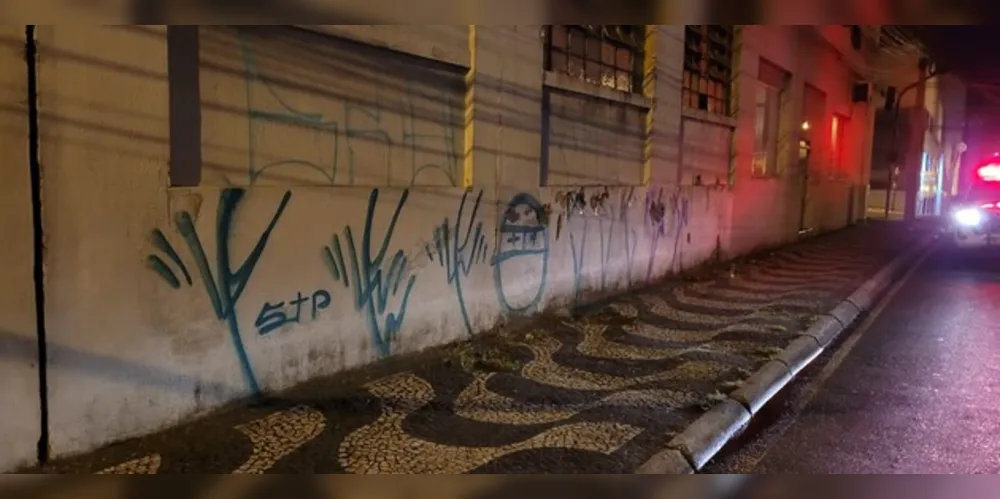 Uma das pichações foi feita em um prédio na esquina com a avenida Vicente Machado