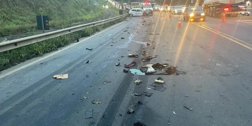 Segundo a PRF, três veículos se envolveram no acidente desse domingo (17)