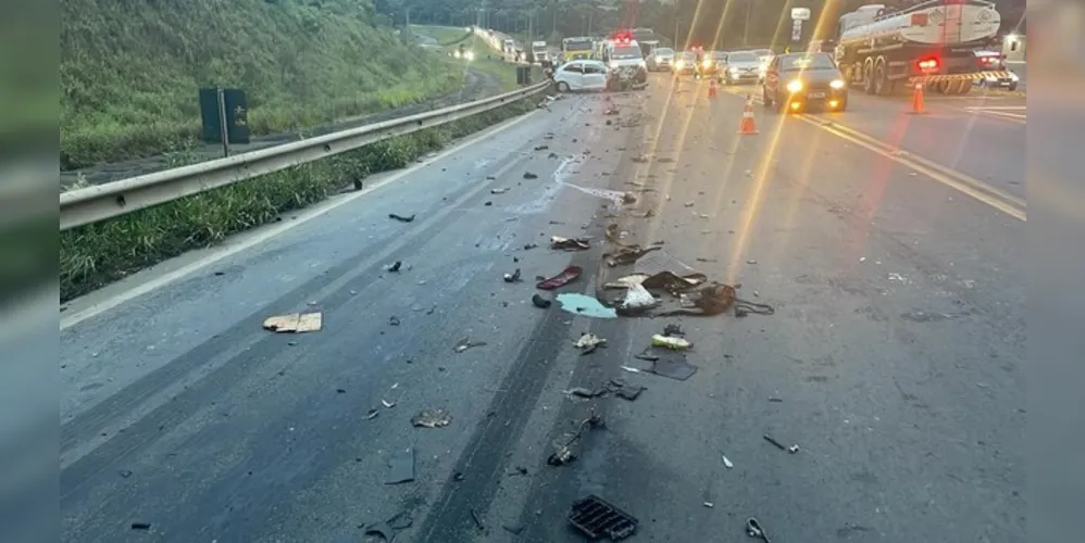 Segundo a PRF, três veículos se envolveram no acidente desse domingo (17)