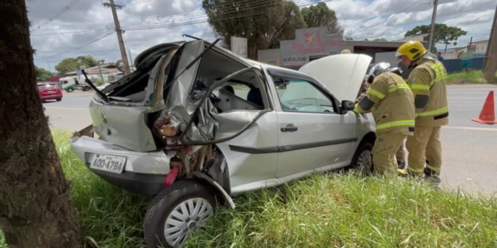 No momento da colisão o automóvel foi jogado no canteiro central