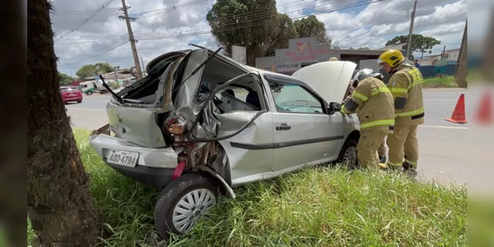 No momento da colisão o automóvel foi jogado no canteiro central