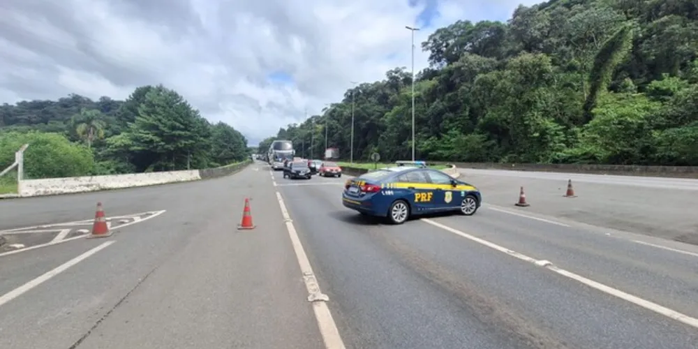 A via segue parcialmente liberada no km 662, em frente a o posto da PRF de Tijucas do Sul