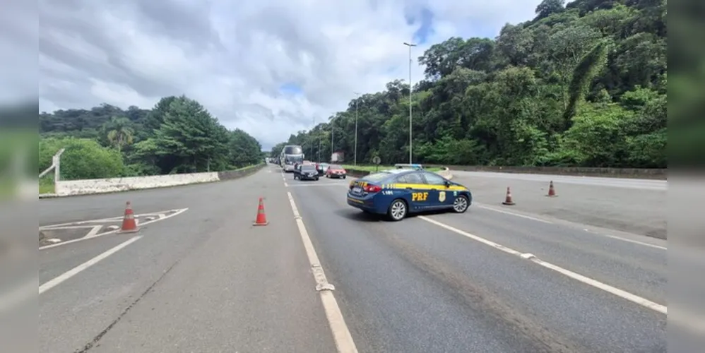 A via segue parcialmente liberada no km 662, em frente a o posto da PRF de Tijucas do Sul