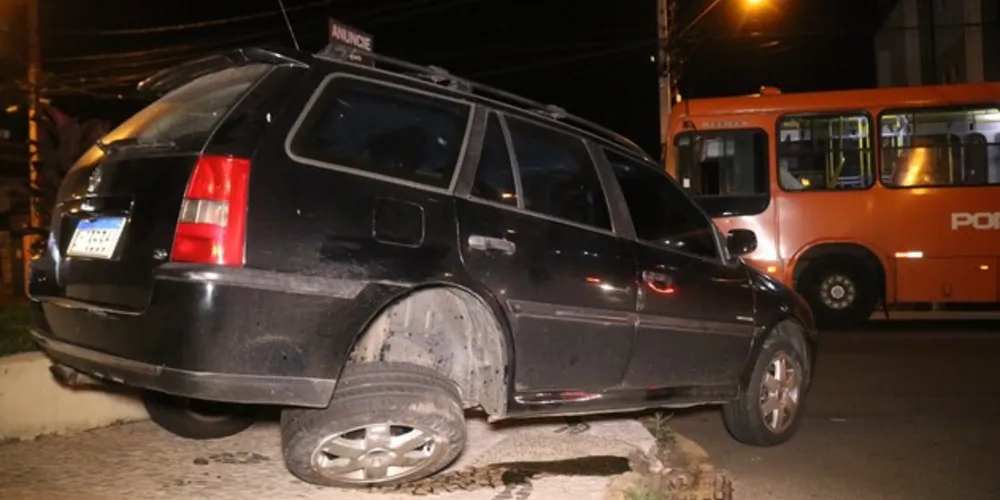 Colisão foi na esquina com a rua Xavier da Silva