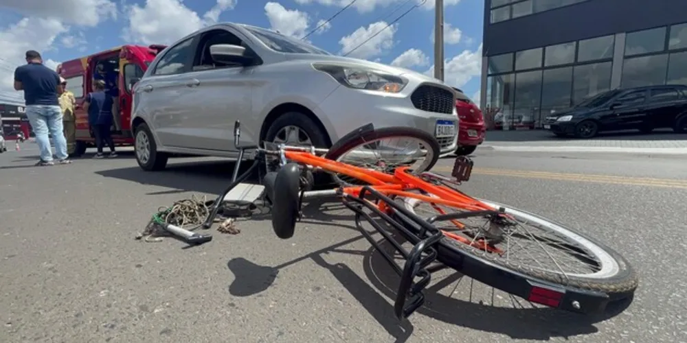 Ciclista colidiu com um Ford Ka na avenida Bispo Dom Geraldo Pellanda