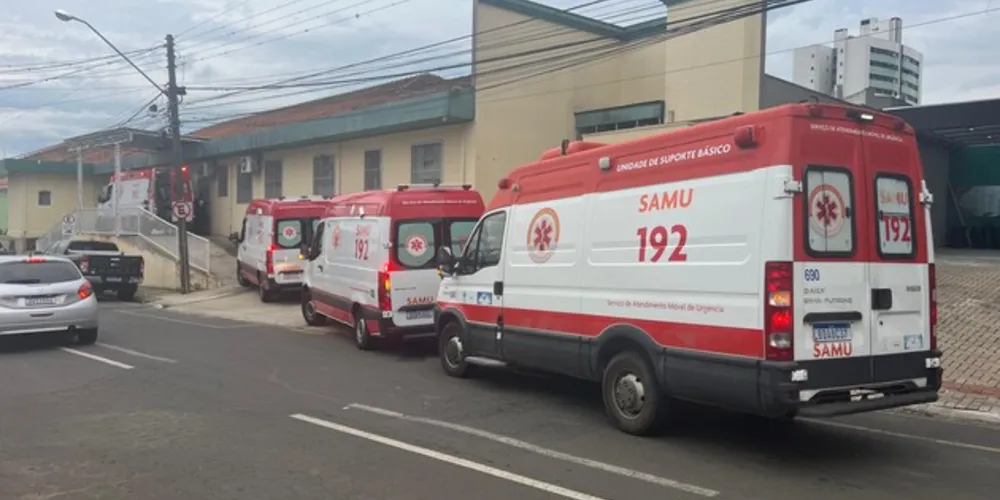 Fila de ambulâncias se fornou na tarde desta terça-feira (19)