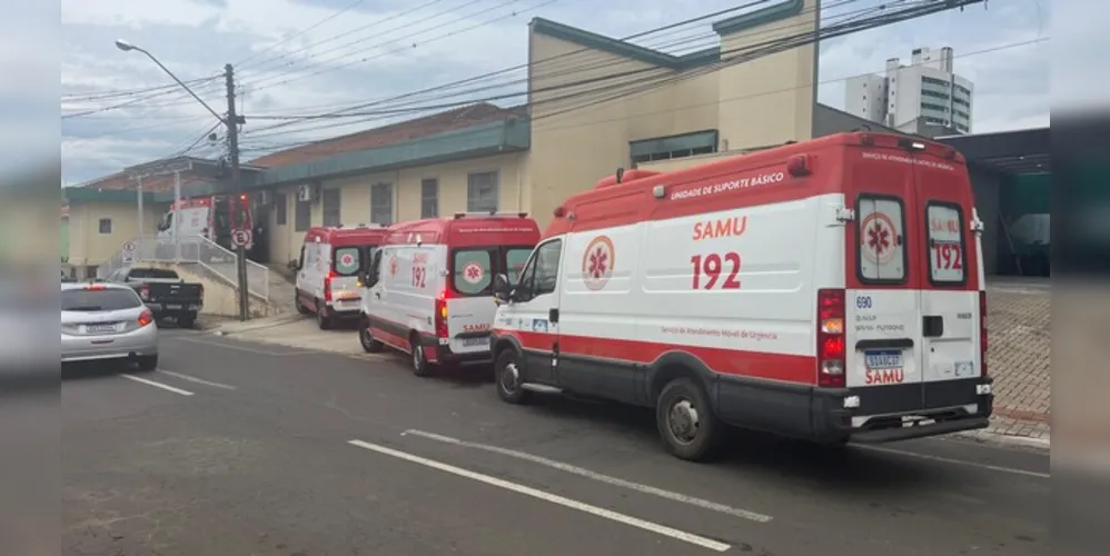 Fila de ambulâncias se fornou na tarde desta terça-feira (19)