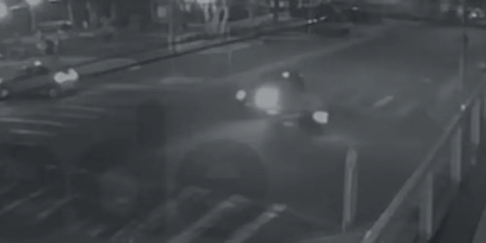 O motociclista foi arremessado da moto após colisão