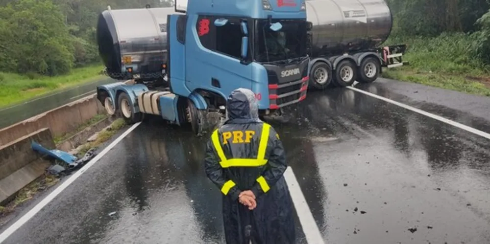 O caminhão 'fez o L' e colidiu com o canteiro central da rodovia