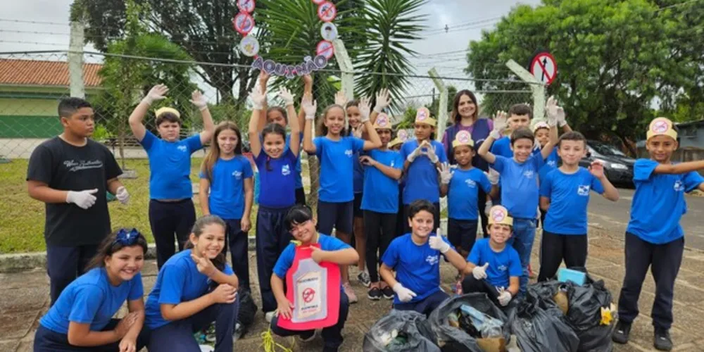 A distribuição de folders informativos e limpeza de possíveis focos de transmissão da doença foram algumas das ações realizadas pela turma.