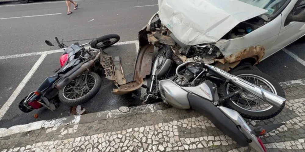 A condutora da Fiat Strada, com o impacto perdeu o controle do veículo e atingiu duas motocicletas que estavam estacionadas