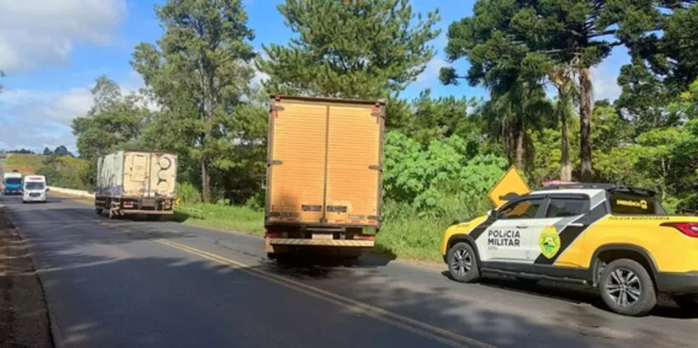 Segundo a PRE, condutor "deixou de observar o caminhão" na via