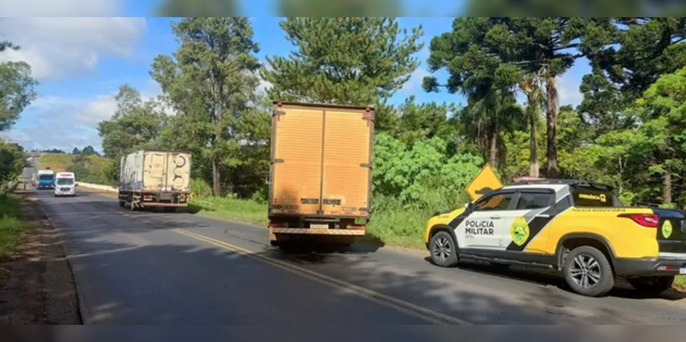 Segundo a PRE, condutor "deixou de observar o caminhão" na via