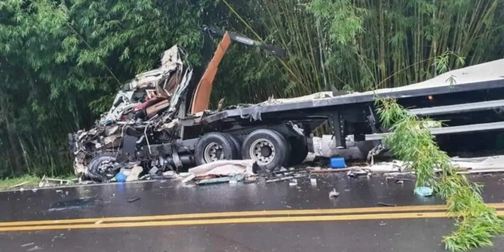O condutor do Volvo F-460, de 49 anos, morreu no local
