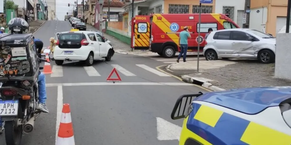 Acidente ocorreu no cruzamento das ruas Santos Dumont e Comendador Miró