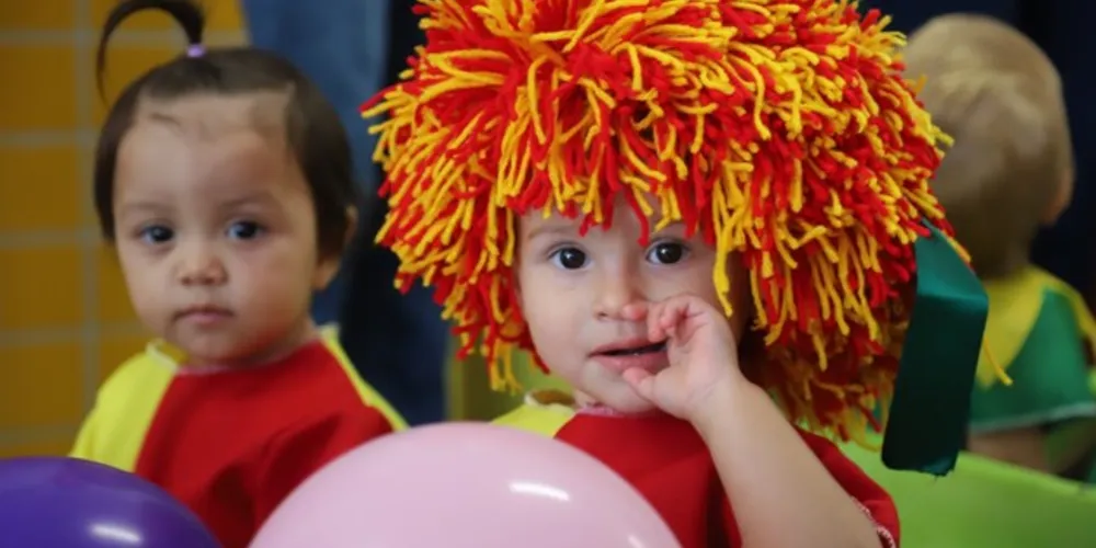 São dois blocos de salas de aula e administração, e um pátio coberto