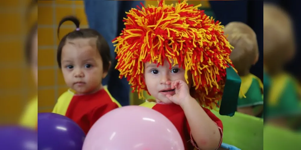 São dois blocos de salas de aula e administração, e um pátio coberto