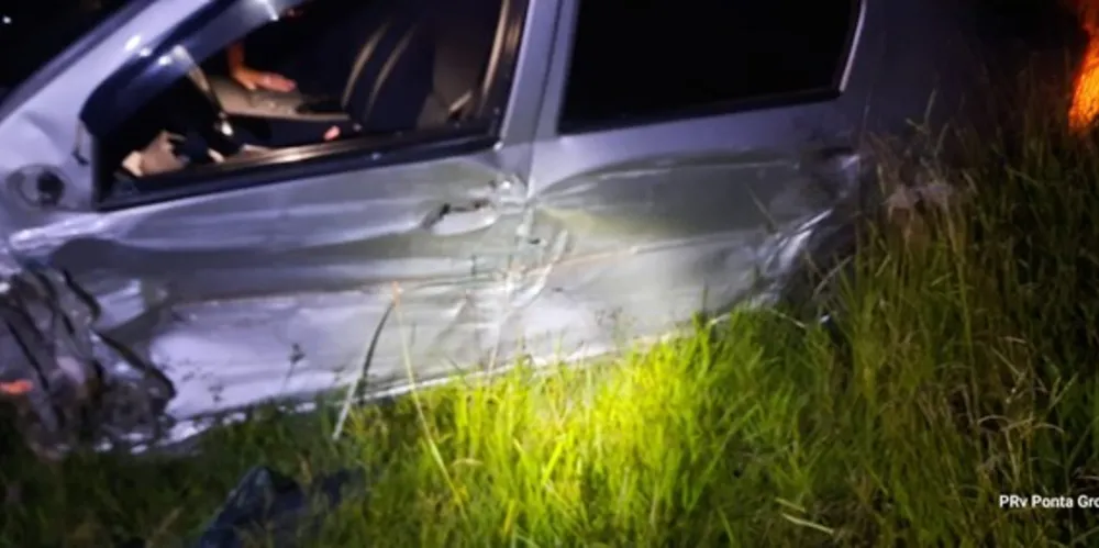 Veículo da Renault acabou atingido na lateral