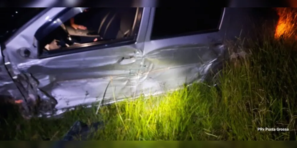 Veículo da Renault acabou atingido na lateral